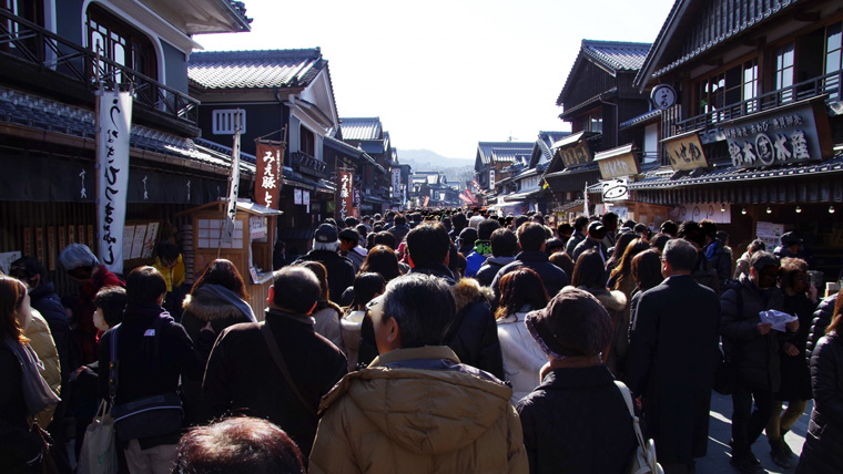 冬の群衆の写真、初詣の人混み。